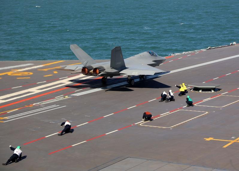 福建舰是中国第一艘电磁弹射型航空母舰,也是中国第三艘航空母舰。(新华社)