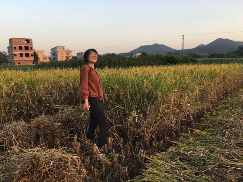 2018年，缪睫在小屋后院锄地。（取材自南方周末／受访者供图）