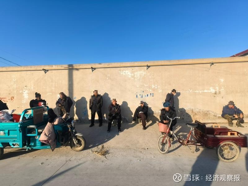 石家庄某塔口社区街边晒太阳的村民,问他们家里都开暖气了吗?十余位老人异口同声地说「没开!」。(取材自红星新闻)