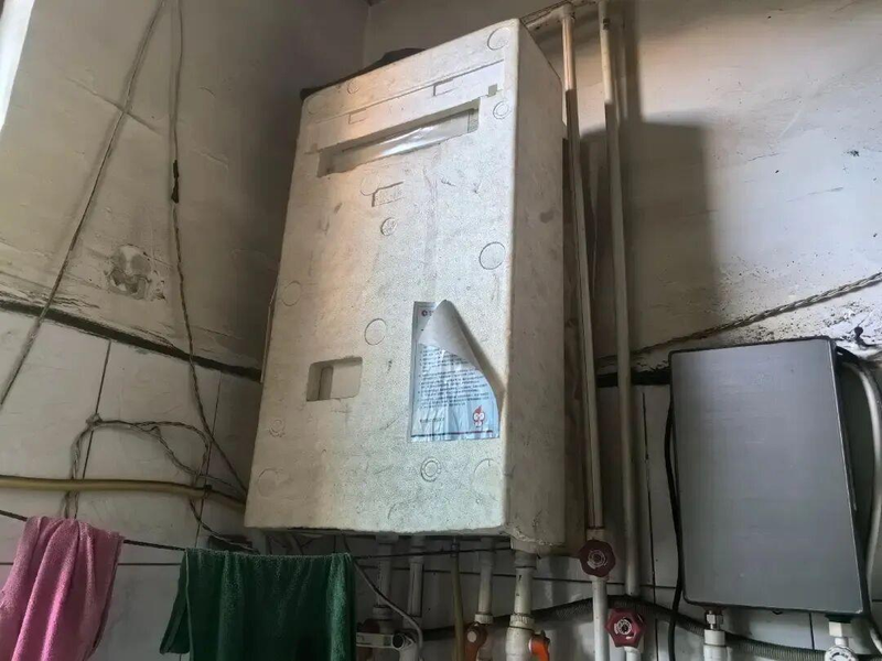石家庄某塔口社区街边晒太阳的村民,问他们家里都开暖气了吗?十余位老人异口同声地说「没开!」。(取材自红星新闻)