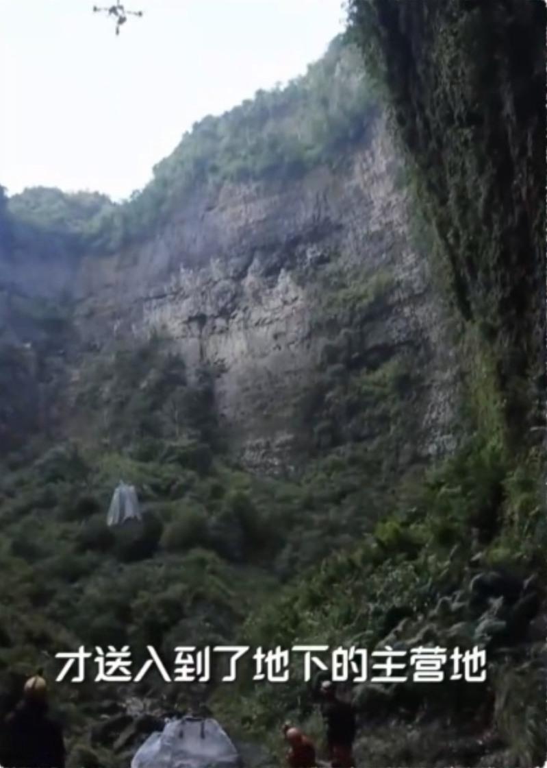 航天员在洞穴中进行物品传递协作训练。(新华社)
