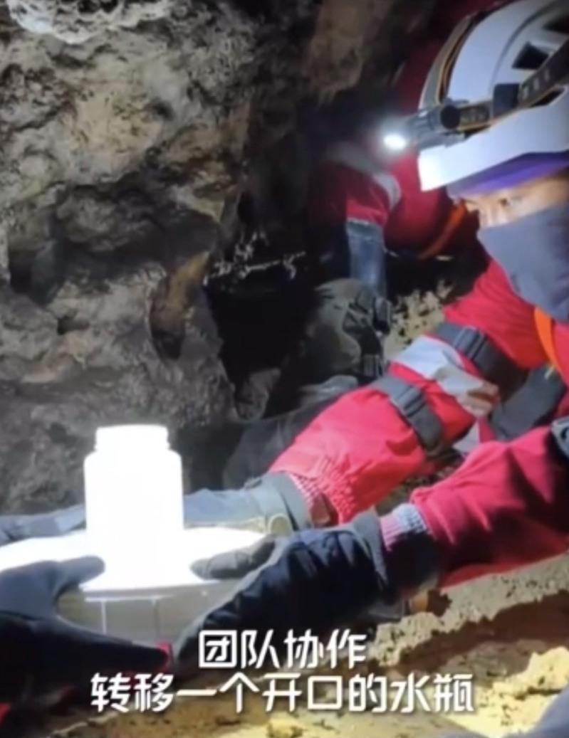 航天员在洞穴中进行物品传递协作训练。(新华社)