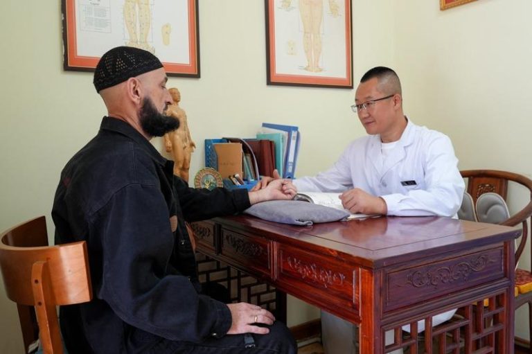 免签政策下 外国病患纷赴中就医 旅游红利?资源掠夺? 某中医正为一名国外患者把脉问诊。(新华社)