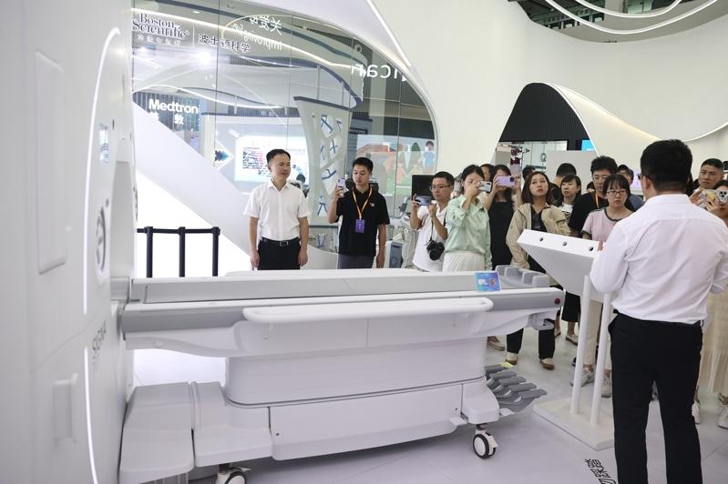 某中医正为一名国外患者把脉问诊。(新华社)