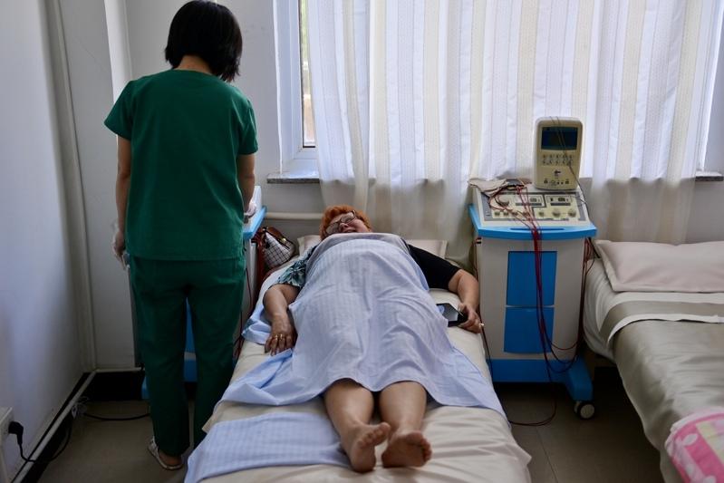 某中医正为一名国外患者把脉问诊。(新华社)