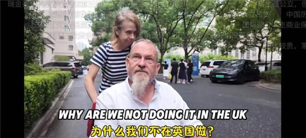 某中医正为一名国外患者把脉问诊。(新华社)