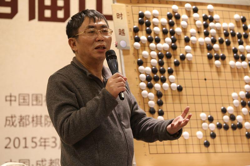 聂卫平正在对弈。(取材自新京报数据图/IC photo图)