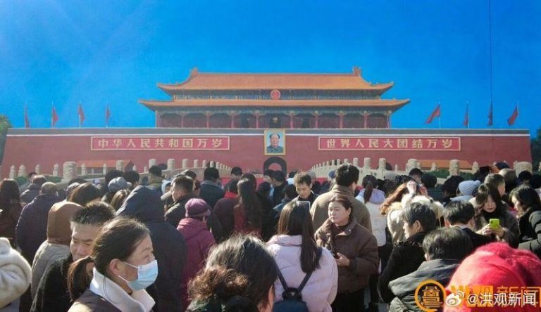 墙绘「天安门」带火小村 河南画师:让每面墙都成风景 天安门墙画前的游客。(取材自洪观新闻)