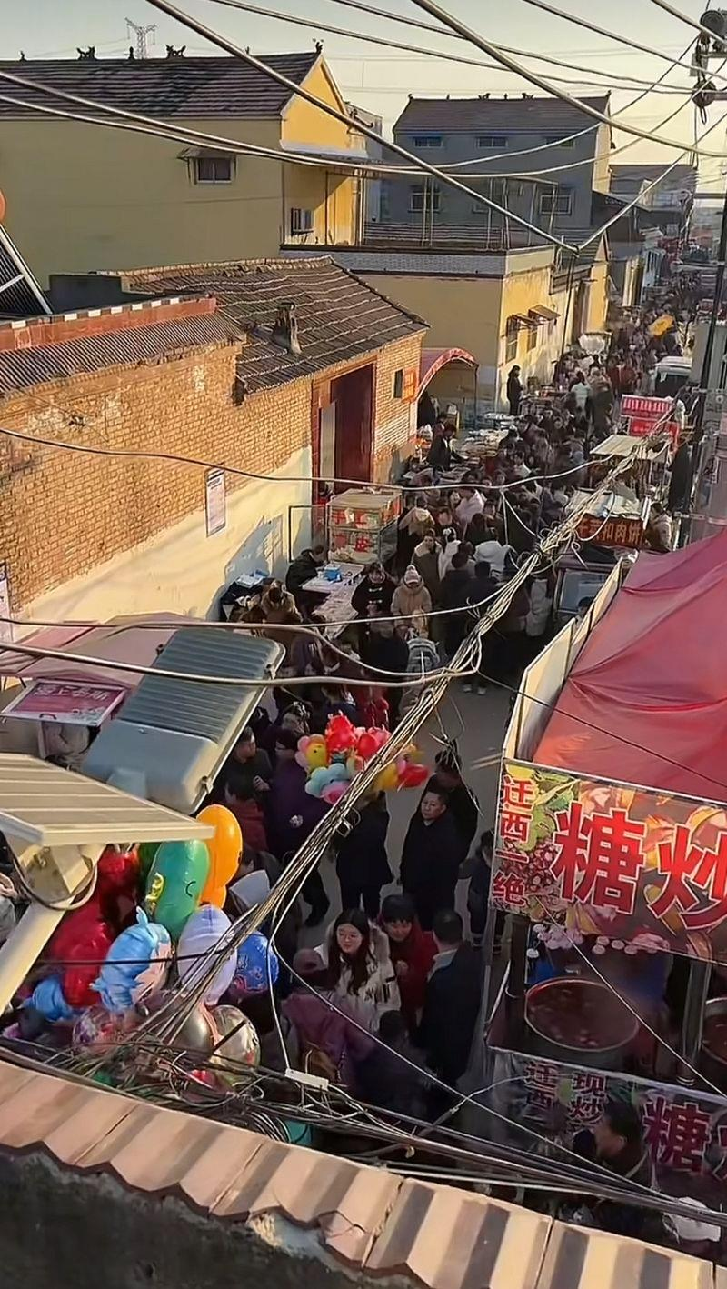 天安门墙画前的游客。(取材自洪观新闻)
