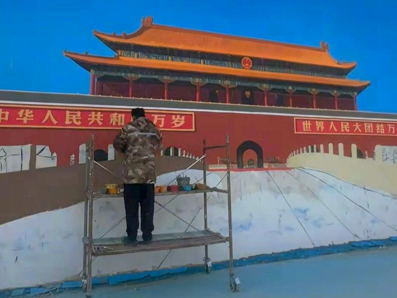 天安门墙画前的游客。(取材自洪观新闻)