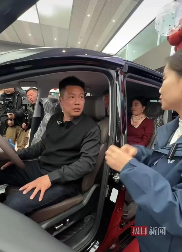 天安门墙画前的游客。(取材自洪观新闻)