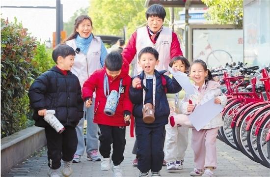 老人和小朋友在一起。（取材自微信）