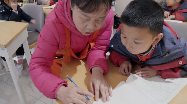 老人和小朋友在一起。（取材自微信）