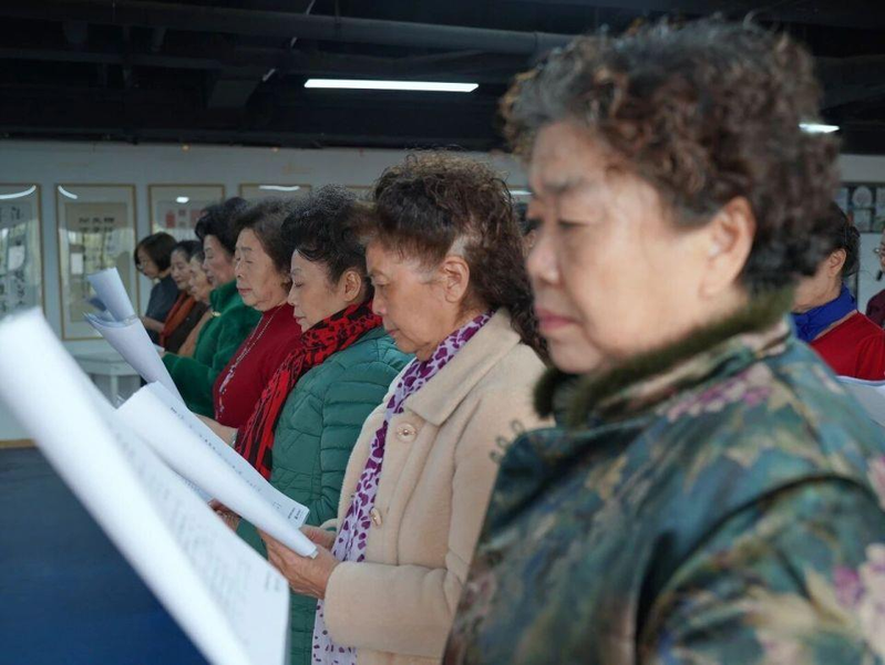 老人和小朋友在一起。（取材自微信）