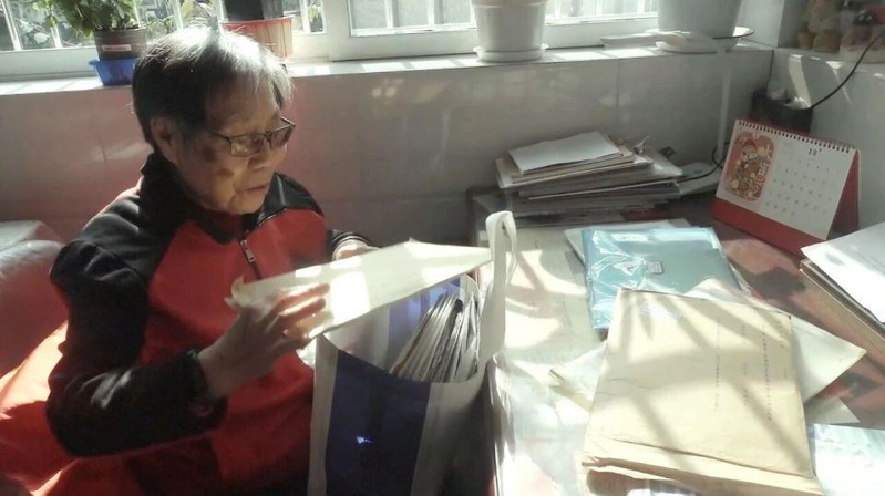 老人和小朋友在一起。（取材自微信）
