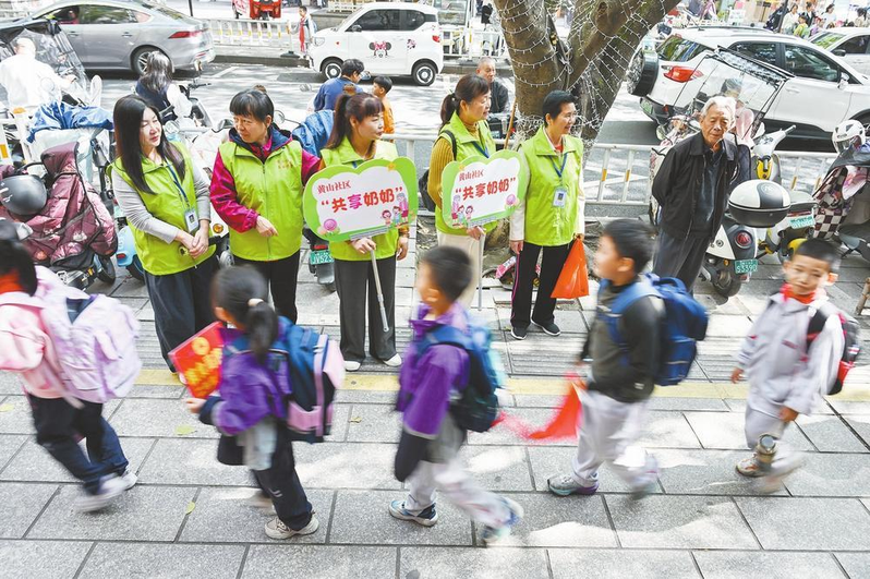 老人和小朋友在一起。（取材自微信）