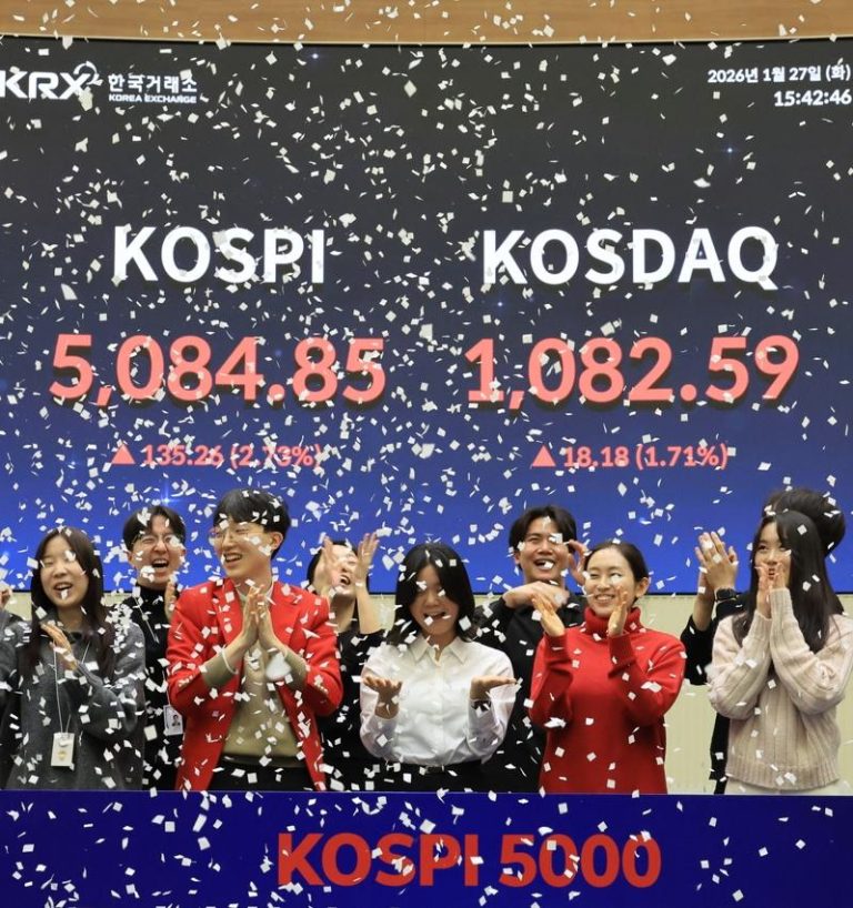 黄仁勋OpenAI谈话掀震荡?韩股受芯片股拖累崩跌逾4% 韩股Kospi指数周一崩跌逾4%,中止连四日涨势。(欧新社)
