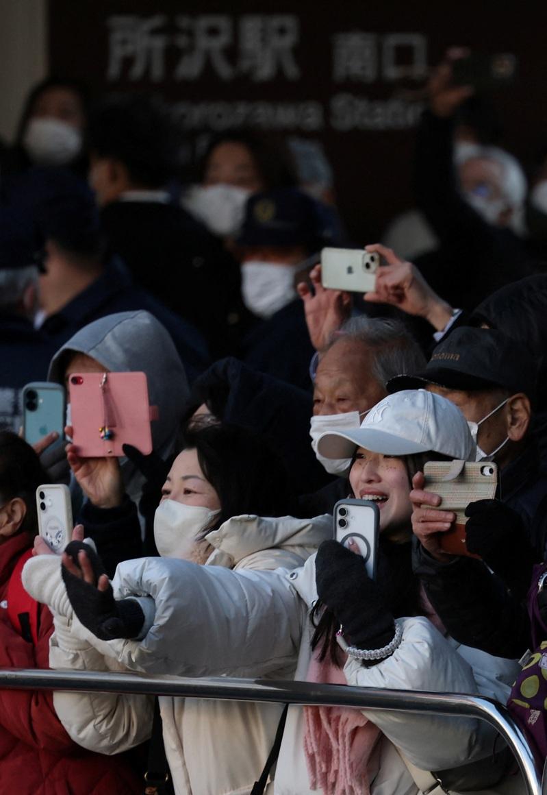 日媒针对众院选举朝野候选人调查显示,高市早苗(中)在政治人物之间的好感度居各党魁之冠,民调也显示,高市内阁高支持率带动自民党支持度上扬,形成明显「火车头效应」。(欧新社)