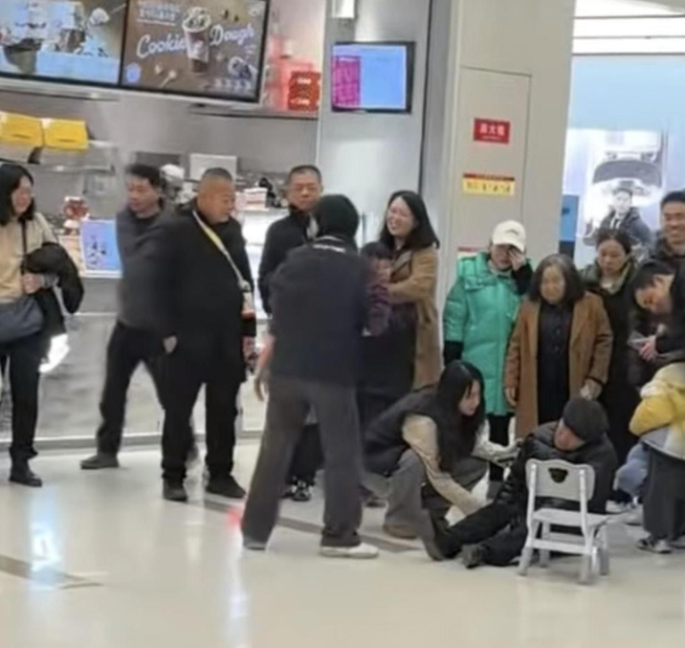 成都商场机械人表演与老人相撞 人机双双倒地 老人挫伤 成都一家广场发生机器人表演意外。老人经诊断为软组织挫伤送医,所幸伤势并无大碍。(取材自荔枝新闻)