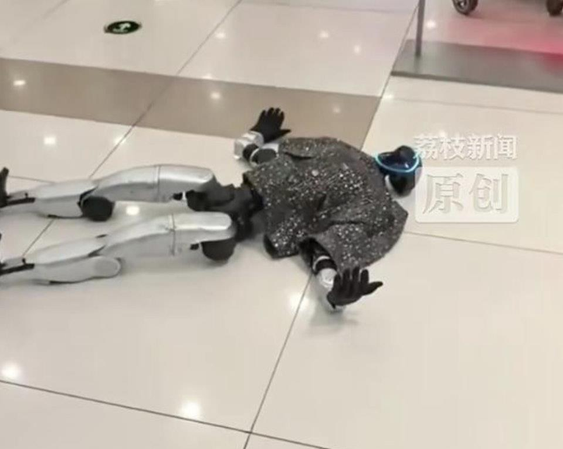 成都一家广场发生机器人表演意外。老人经诊断为软组织挫伤送医,所幸伤势并无大碍。(取材自荔枝新闻)