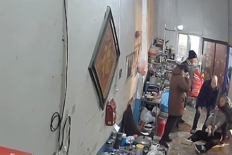 李先生如厕猝死，图为视频监控截屏。(取材自红星新闻)