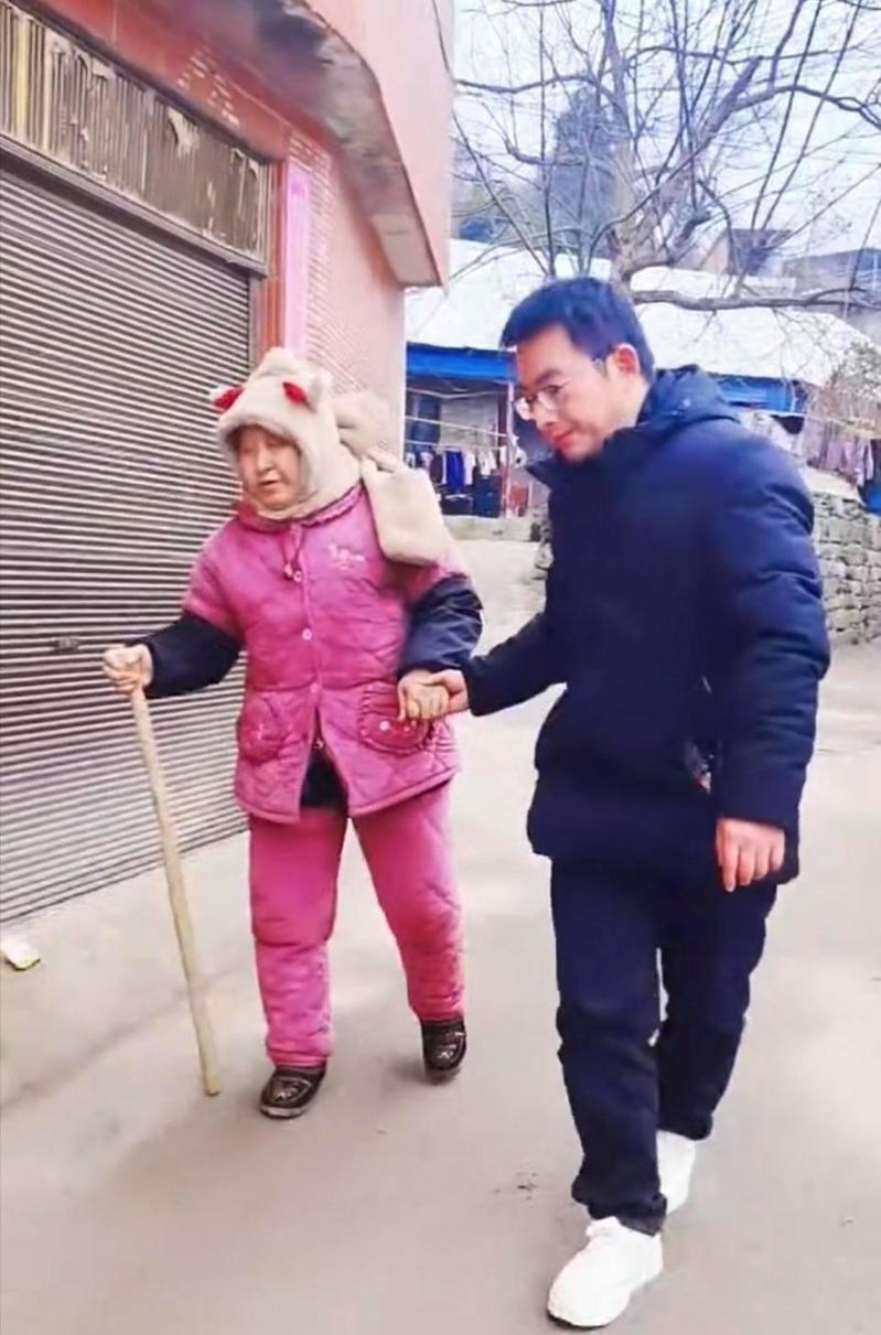 胡龙和父母及妹妹团圆。(取材自红星新闻)