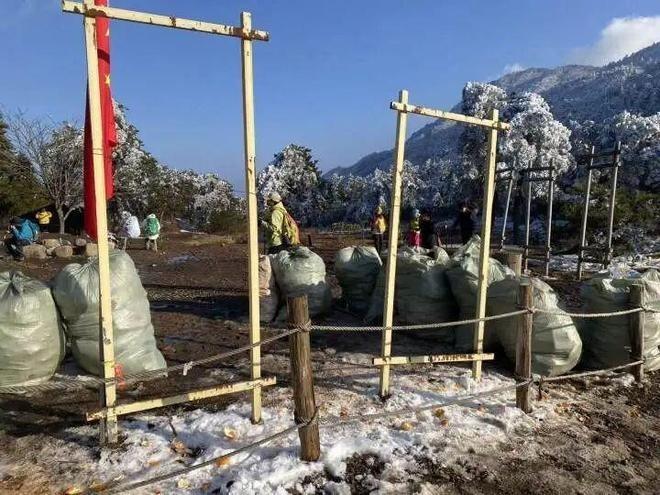 百丈岭上的垃圾堆积成山。（取材自都市快报）