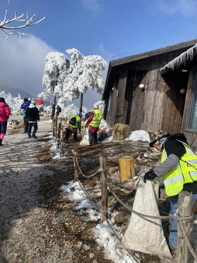 百丈岭上的垃圾堆积成山。（取材自都市快报）
