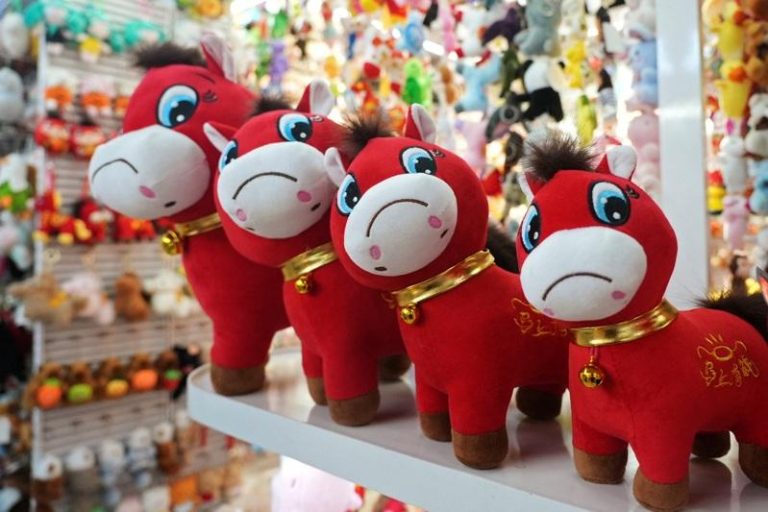 「马比我轻松」纽时:火了的「哭哭马」 不快乐的中国年轻人 义乌,展示中的「哭哭马」。(路透)