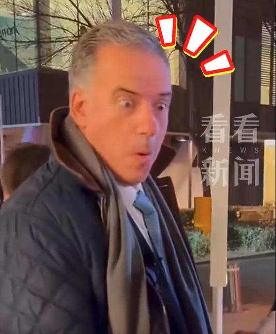 奥尔西看到中国街头小贩的「烤红薯」时露出了惊讶的表情。（取材自看看新闻）