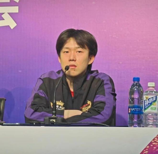 王楚钦(右)在亚洲杯男单小组循环赛第一轮比赛中,以3:0战胜印度选手阿卡什帕尔,取得开门红。 (中新社)