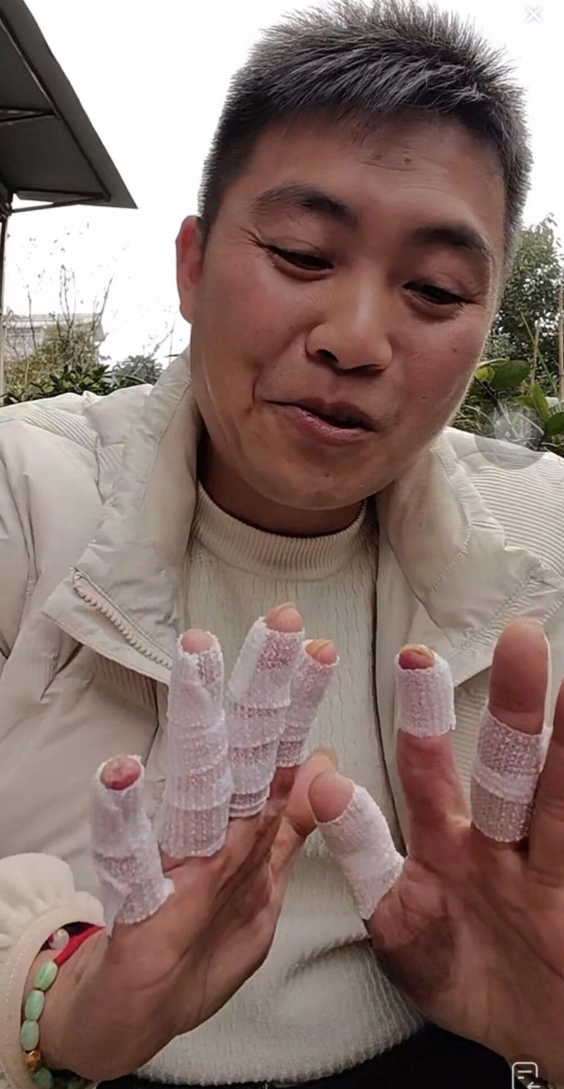 云南一男子从起火车中拽出三人，网友建议嘉奖。(取材自潇湘晨报)