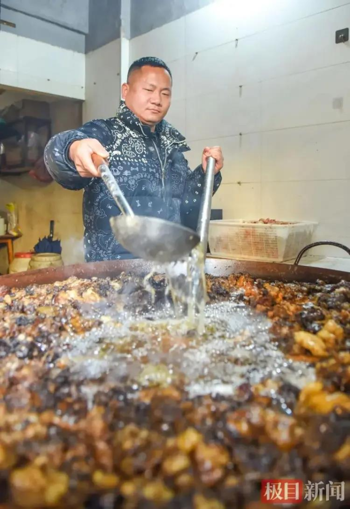 8岁父母双亡成孤儿 一道光指引 湖北男31岁拚出7间牛肉馆 刘杨在公安县城一家连锁店熬制牛油。(取材自极目新闻)