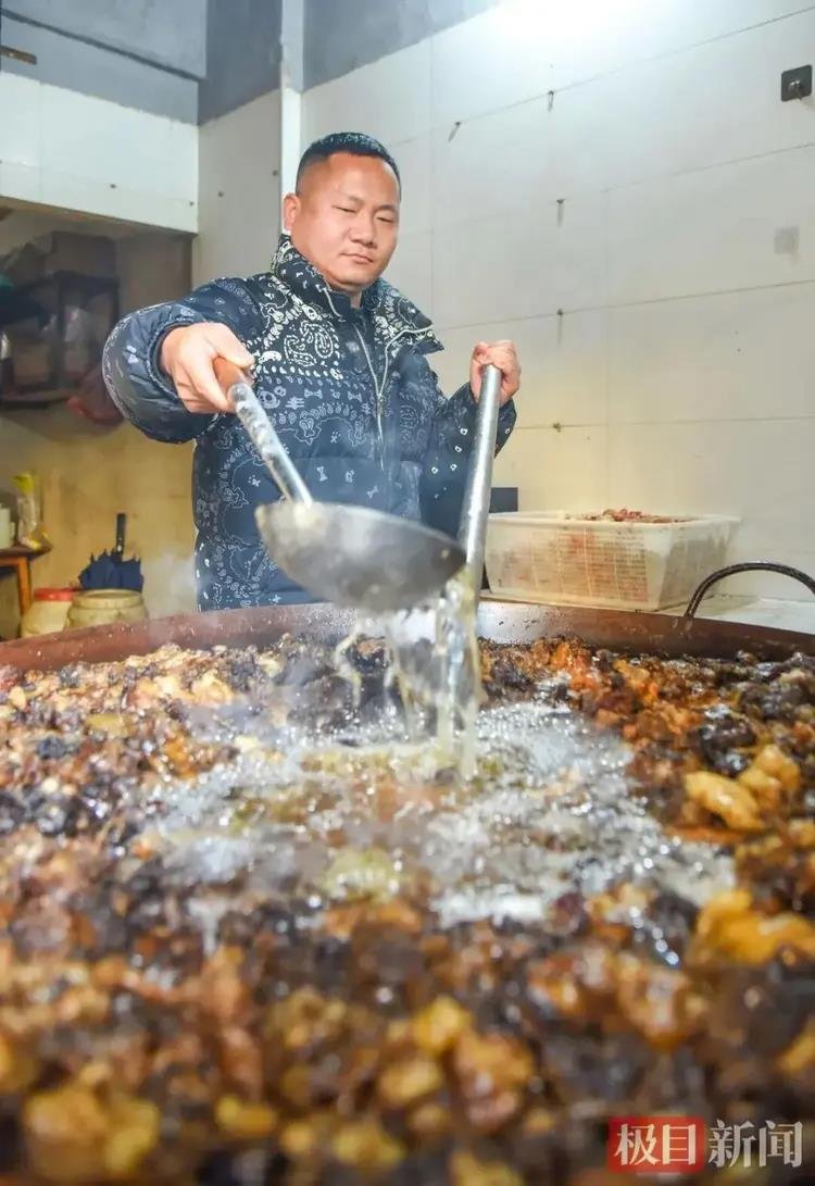 刘杨在公安县城一家连锁店熬制牛油。(取材自极目新闻)