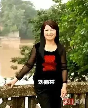 刘杨在公安县城一家连锁店熬制牛油。(取材自极目新闻)