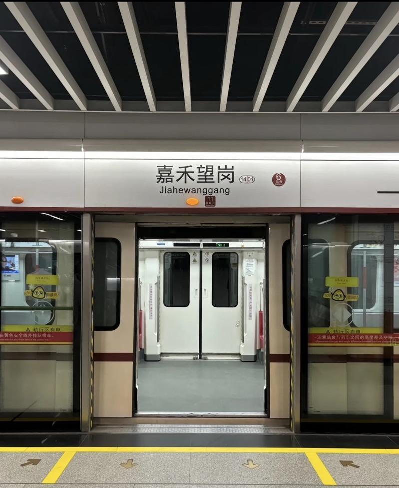 嘉禾望岗站里人来人往。(取材自南方+)