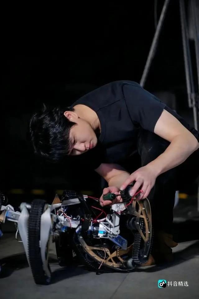 长沙博主「造梦小懿」姚聪为儿子亲手制作机器人玩具。（取材自大风新闻）