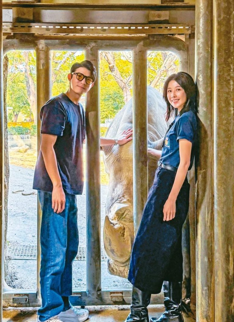 王柏杰(左)、邵雨薇拍戏时跟犀牛培养出好感情。(图／南瓜电影提供)