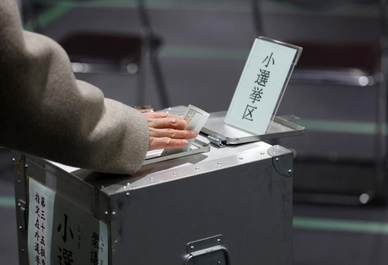 日本众院大选 4个关键席次左右高市政权走向 东京民众参与投票。(欧新社)
