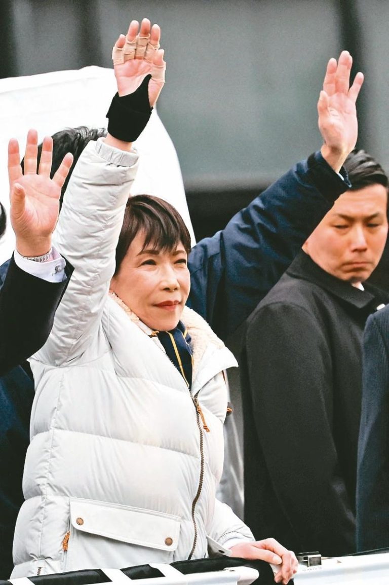 日本8日大选 「高市旋风」对决强烈寒流 兼任自民党党魁的日本首相高市早苗,7日在东京街头选举造势活动中向选民挥手。(路透)