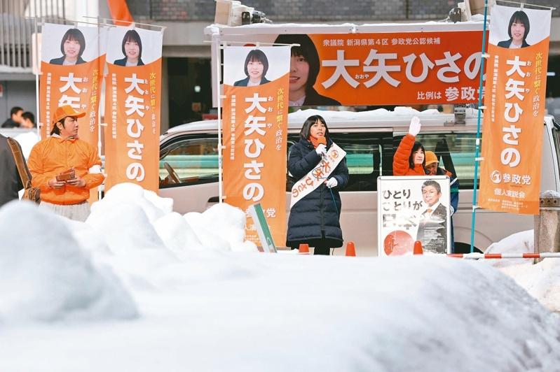 兼任自民党党魁的日本首相高市早苗,7日在东京街头选举造势活动中向选民挥手。(路透)