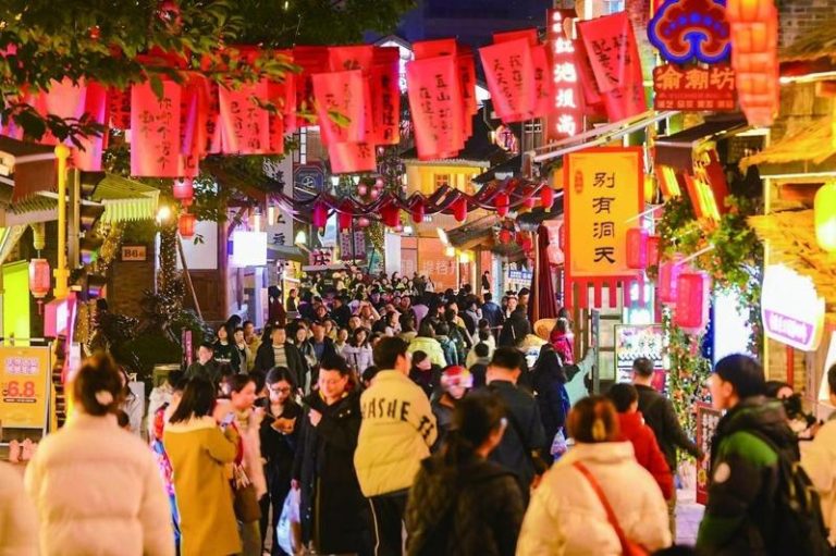 重庆首次登顶「消费第一城」。图为重庆十八梯风景区。（取材自重庆晨报）