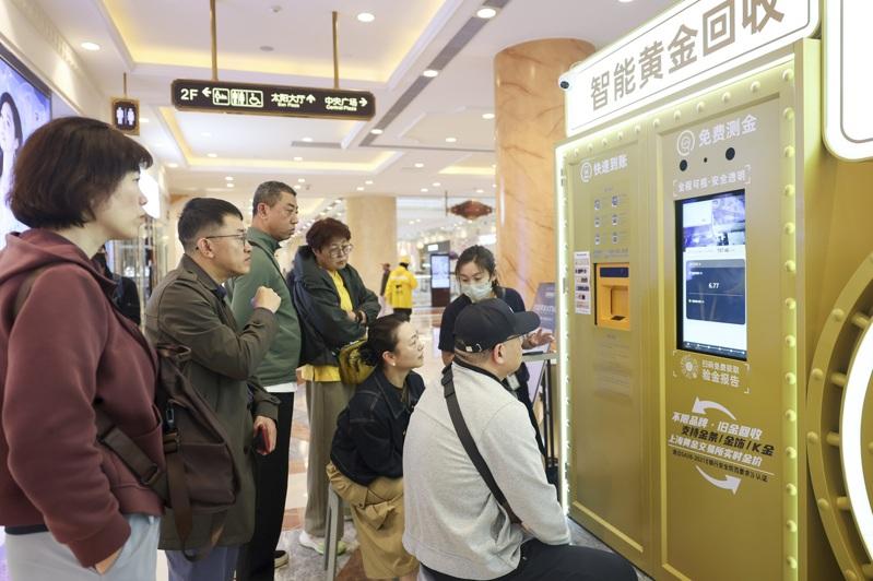 「黄金回收ATM机」在上海市普陀区一家商场内，具备自助下单、自动检测、快速回款等功能。(新华社)