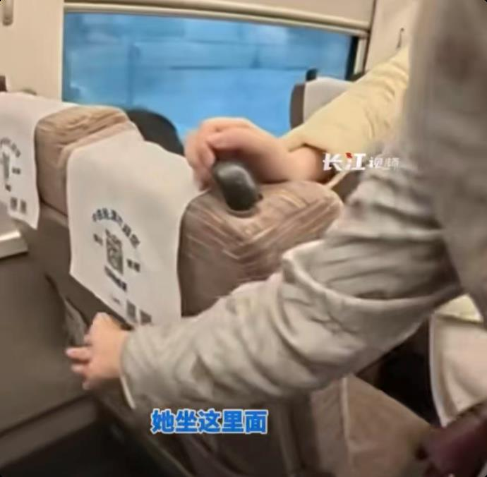 火车站工作人员引导李怡瑾上车。(取材自新华每日电讯)