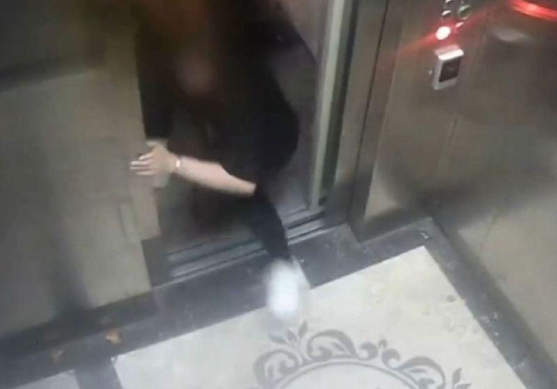 席某某在电梯里紧拉吴某手臂,女方多次激烈挣扎欲逃离。(视频截屏)