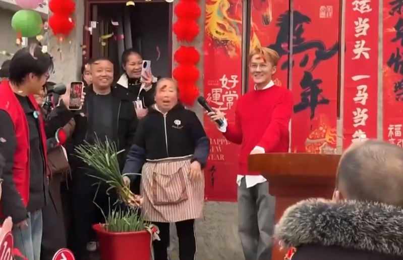 吴克群(中)跟着菜农搭乘贵阳252路「惠农公车」进城卖菜。(视频截屏)