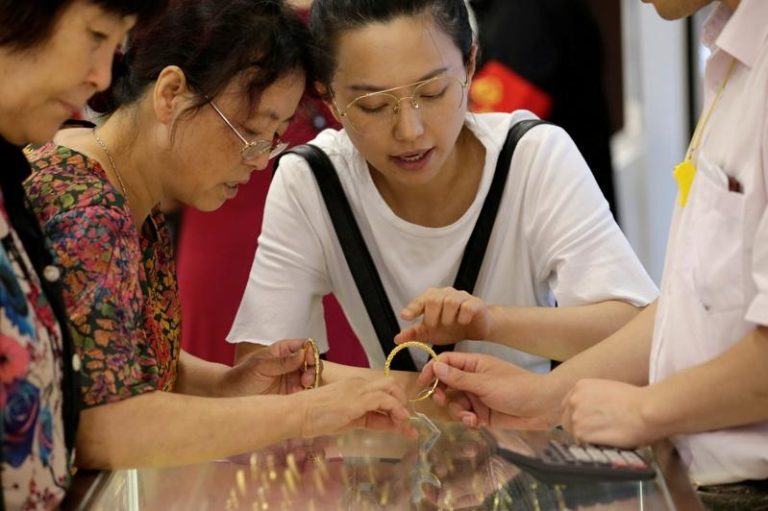 WSJ:金银狂潮幕后推手 中国「大妈」投资人 中国国内房市低迷、股市波动与银行利率偏低,促使从中年女性到年轻族群的散户投资人都积极购金。(路透)