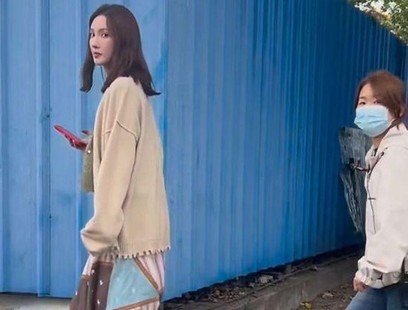 「顶包」风波后，金晨的工作似乎没有受到太大的影响。(取材自微博)