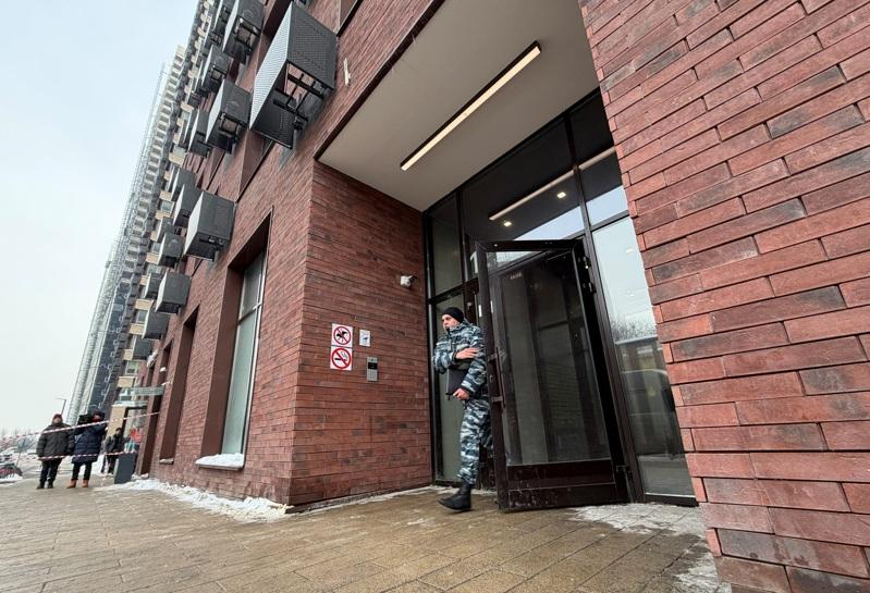 俄罗斯中将阿列克谢耶夫2023年6月在不知名地点参与俄国国防部和参与俄乌战争志愿军指挥官的签约仪式，并发表谈话。（路透）