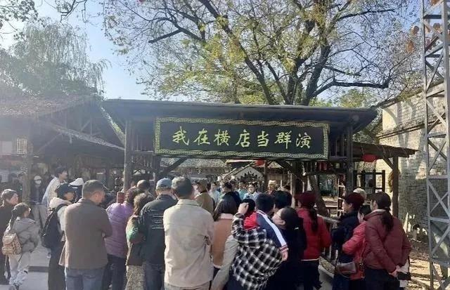 横店有13万名群演,等待出头的机会。(取材自中原网)
